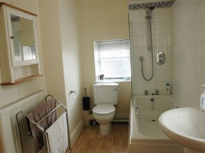 Sammys Place en suite bathe room with shower over bath.