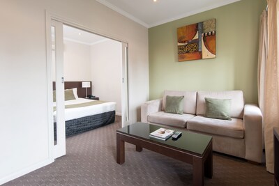 Frome St Studio Apartments - Kitchenette, Balcony and Wi-Fi Included!