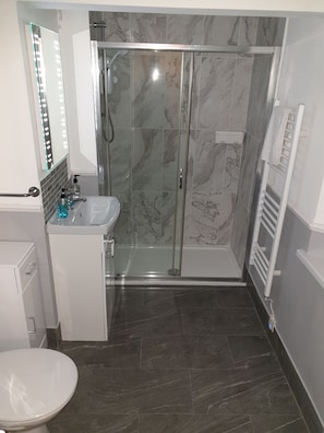 Flat 6 Bathroom