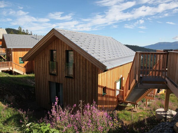 Pflanze, Himmel, Wolke, Eigentum, Gebäude, Holz, Fenster, Die Architektur, Grundstueck, Blume