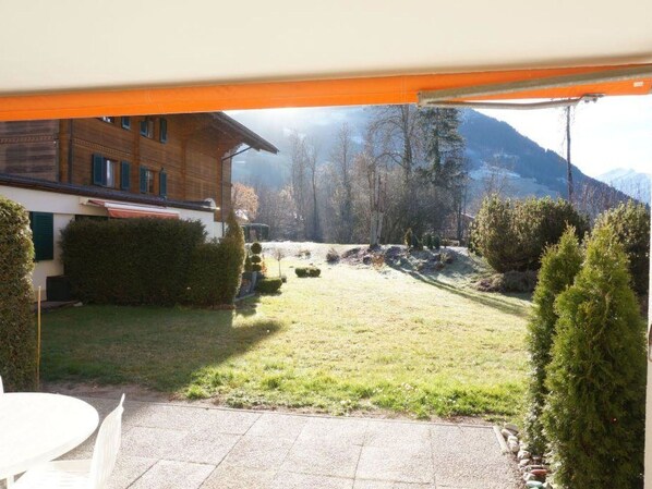 Pflanze, Eigentum, Himmel, Gebäude, Schatten, Grundstueck, Baum, Fenster, Wohngebiet, Landschaft