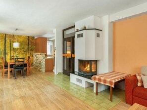 Möbel, Tabelle, Pflanze, Holz, Feuerstelle, Orange, Interior Design, Zimmerpflanze, Flooring, Wohnzimmer