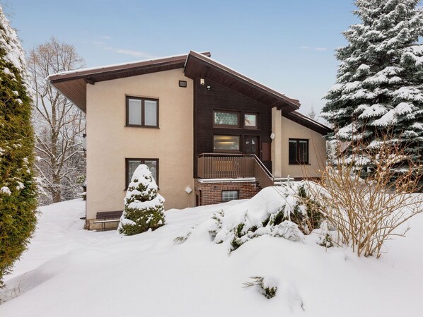 Bâtiment, Plante, Ciel, Neige, Fenêtre, Propriété, Maison, Arbre, Chalet, Pente