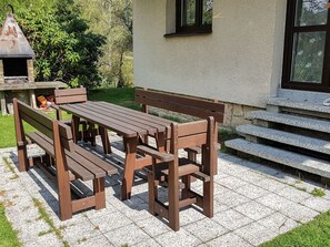 Bâtiment, Fenêtre, Plante, Bois, Table, Extérieur Banc, Mobilier De Jardin, Tableau De Plein Air, Chalet, Herbe