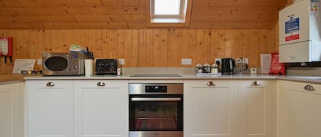 Cabinetry, Kitchen Sink, Countertop, Property, Building, Window, Kitchen Appliance, Kitchen Stove, Sink, Wood
