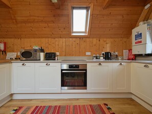 Cabinetry, Spüle, Countertop, Eigentum, Gebäude, Fenster, Küchengerät, Herd, Sinken, Holz