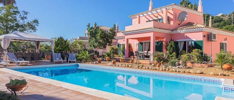 Swimming Pool, Property, Real Estate, Azure, Resort, Aqua, Villa, Composite Material, Tile, Palm Tree
