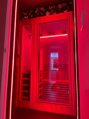 SAUNA / STEAM ROOM