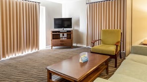 5ClubWyndhamWaikikiBeachWalk2BedroomDeluxe-livingarea(4)