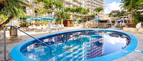 1ClubWyndhamWaikikiBeachWalk-pool(8)