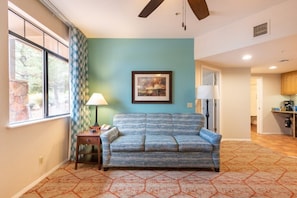 4 Club Wyndham Sedona 1 bedroom - living area (9).jpg