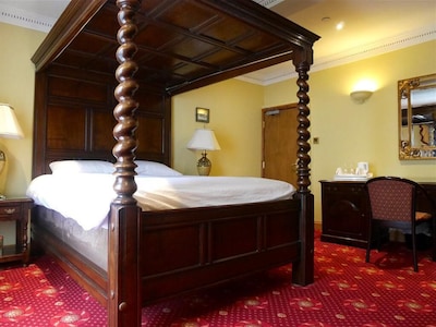 Double Deluxe Ensuite Room with 4 Poster Bed