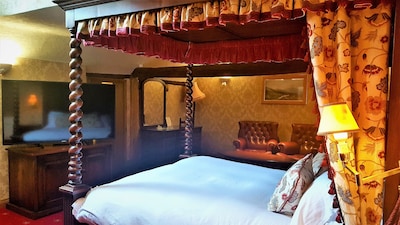 Double Deluxe Ensuite Room with 4 Poster Bed