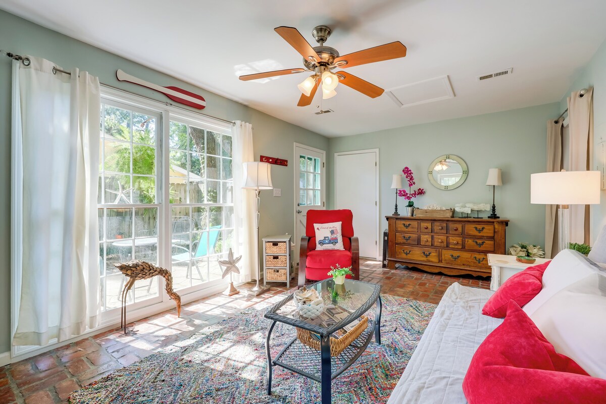 Cozy Coastal Cottage: Walk to Shops and Beach!
