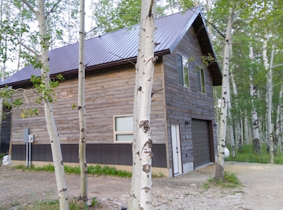 New construction 15 min to Yellowstone, garage,  WIFI, outdoor barbecue grill