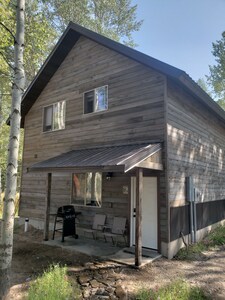 New construction 15 min to Yellowstone, garage,  WIFI, outdoor barbecue grill