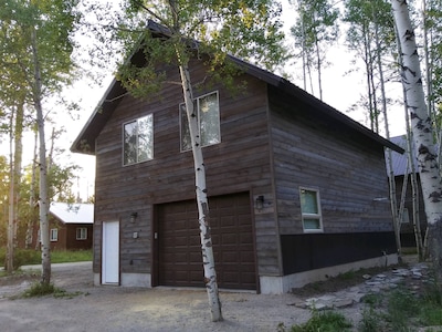 New construction 15 min to Yellowstone, garage,  WIFI, outdoor barbecue grill