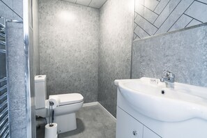 Apartment 6 bathroom 