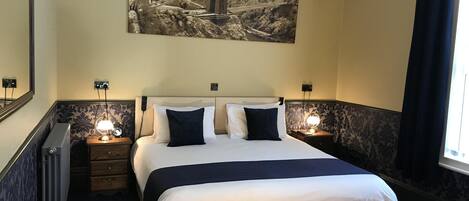 Brunel Apartment - accessible main Bedroom - King or Twin