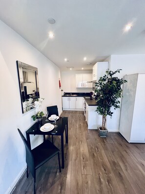 King Deluxe Open Planned Kitchen/Dining Area 