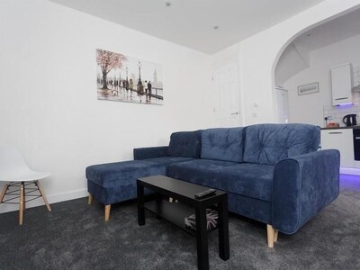 2 bed apartment /2 bath 2 mins walk from Hospital