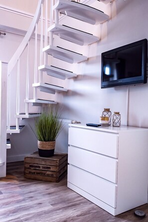 Offene Treppe vom Wohnraum zum Schlafzimmer.