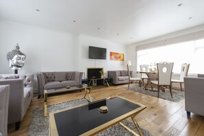 Living Room with Oakwood Flooring