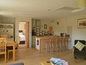 Open plan, fully equipped kitchen with dishwasher