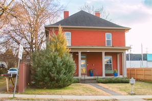 Super convenient location 10 mins from downtown in the Five Points neighborhood of east Nashville, 15 mins from the Nashville Airport