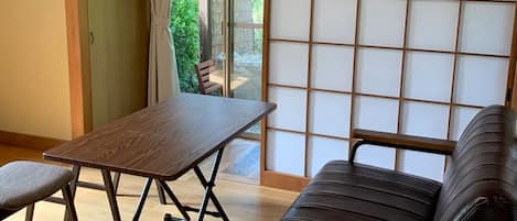 Western-style room with 6 tatami mats.