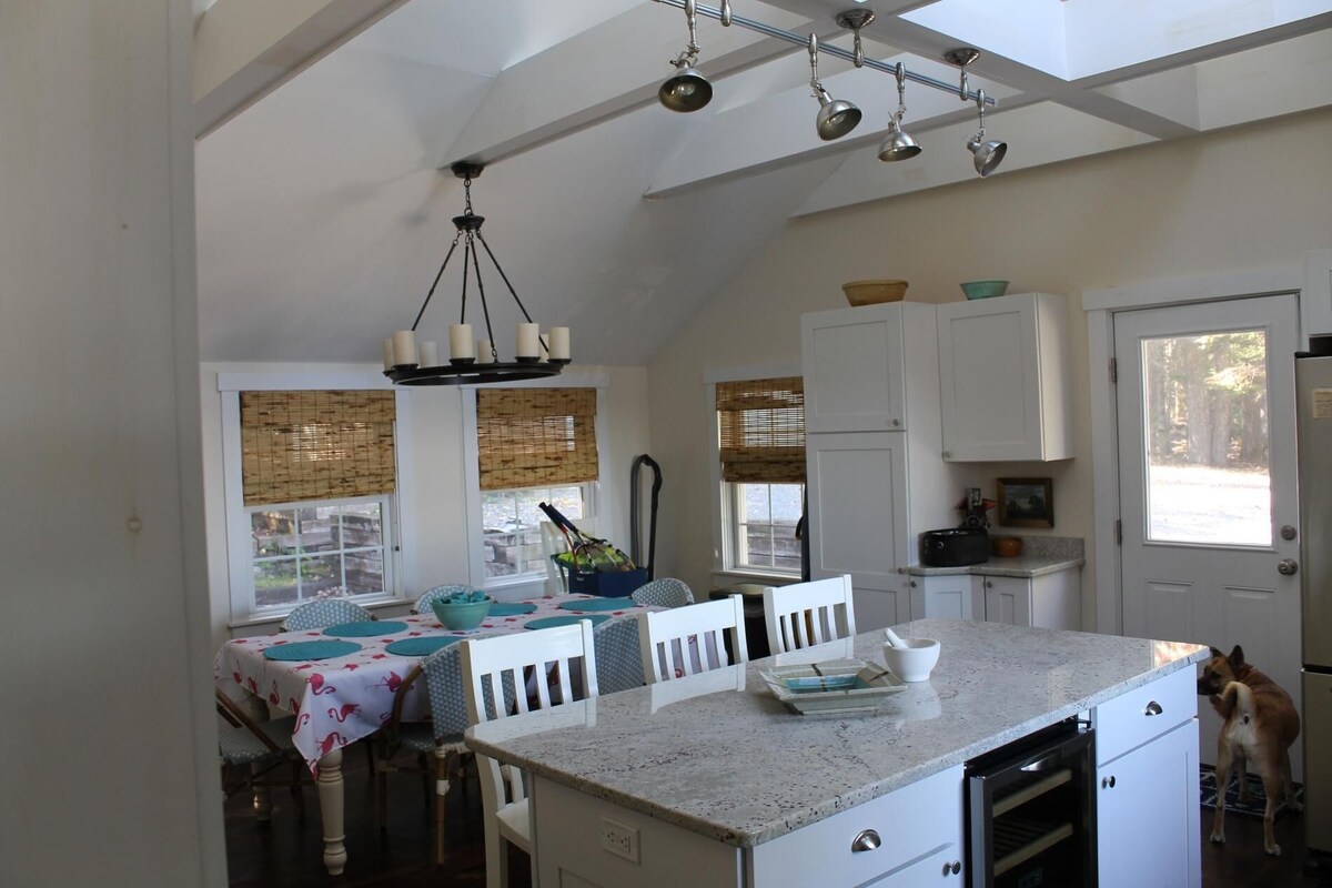 Waterfront, heated, beach 2 minutes, sunrise, waterview, pets, dock, Wharf House