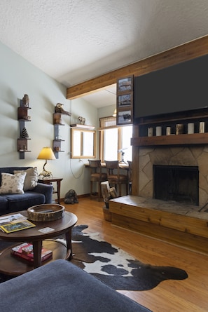 Living room with Fireplace