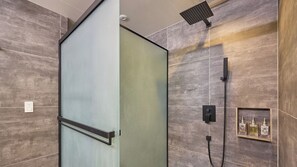 ・[Deluxe Room (view of Mt. Fuji)] There is a shower room. It has a chic atmosphere and is spacious.