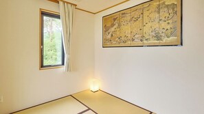 ・[Deluxe Room (view of Mt. Fuji)] The room is also decorated with a traditional Japanese folding screen. Please relax and unwind.