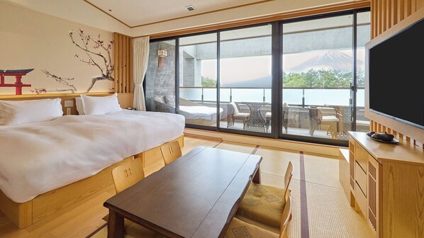 ・[Deluxe Room (view of Mt. Fuji)] Equipped with two semi-double beds. A spacious room with a balcony.