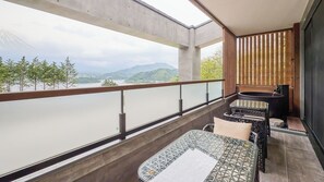 ・[Deluxe Room (Mt. Fuji view)] The balcony is equipped with a table set and a bed.