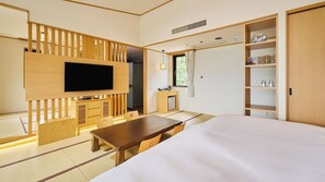 ・[Deluxe Room (view of Mt. Fuji)] A room with tatami flooring, where you can relax in mind and body.