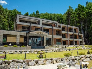 ・ Hotel exterior: You can spend a relaxing time in the lush greenery of Lake Kawaguchiko.