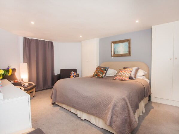 Bedroom with the super-king zip and link bed