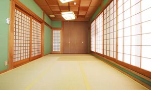 Japanese-style room 8 tatami mats