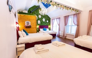 Through the Looking Glass - Large bedroom with wooden house ensuite