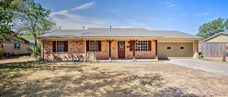 Waxahachie Vacation Rental Home | 3BR | 2BA | 1,390 Sq Ft