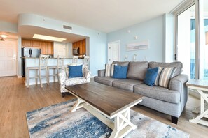 The Palms of Destin 11217 - Living Room off the Breakfast Bar