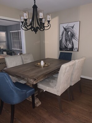 Dining seats 6