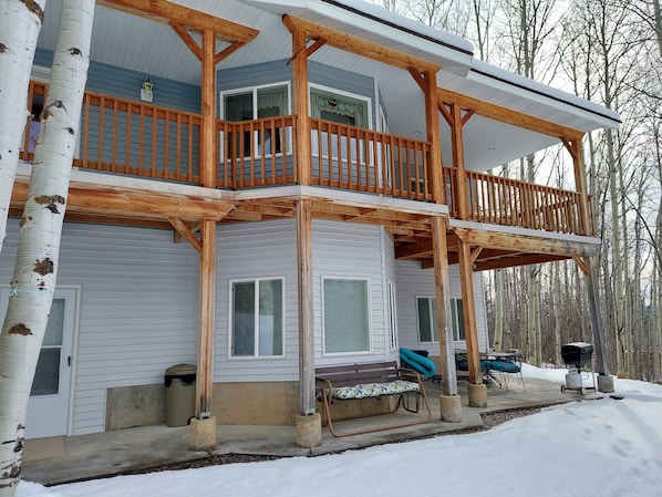 This is the back of the house . The lower level is the guest quarters.