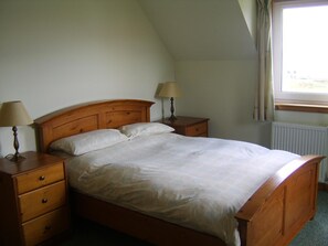Double en-suite bedroom - Top House