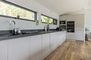 Sugar Loaf Kitchen with Built In Dishwasher/Fridge/Oven