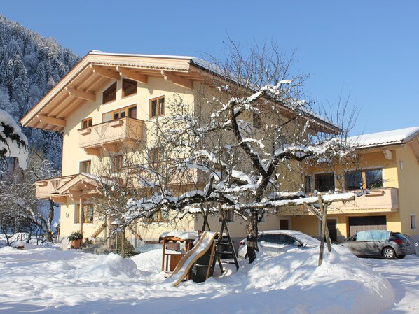 Außenseite Ferienhaus [Winter]