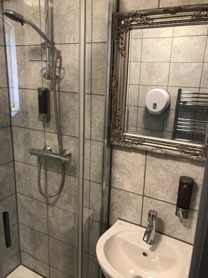  Ensuite shower room.