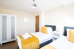 Bedroom 1 (2 single bed configuration)